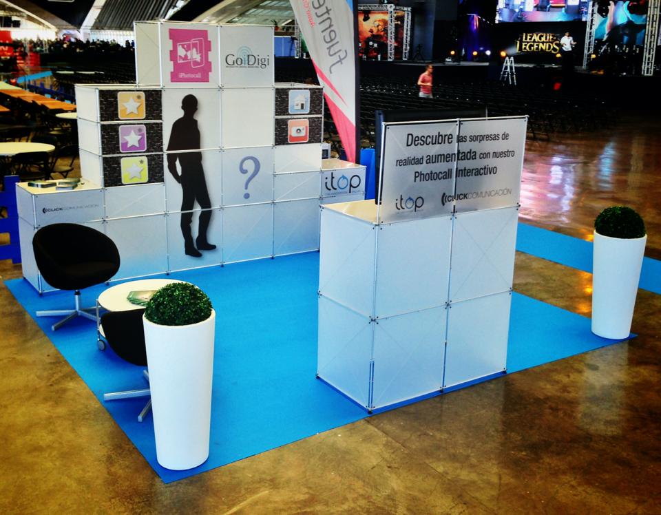 Custom-built stand produced by Click Comunicación